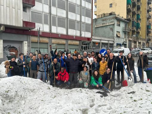 persone insieme che spalano la grandine