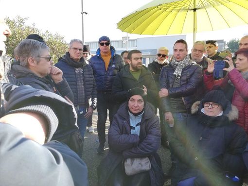 Il triste Natale dei lavoratori Martor di Brandizzo: “L’azienda ci ha bloccato tredicesima e busta paga di dicembre” Il triste Natale dei lavoratori Martor di Brandizzo: “L’azienda ci ha bloccato tredicesima e busta paga di dicembre”
