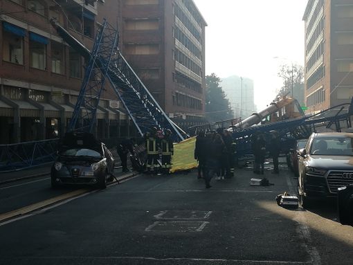 gru crollata in via genova