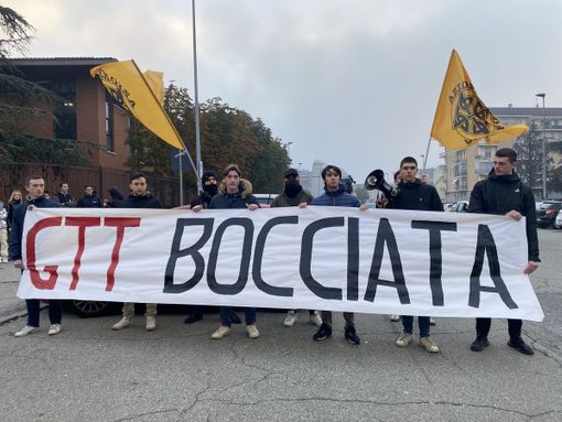Protesta di studenti con uno striscione