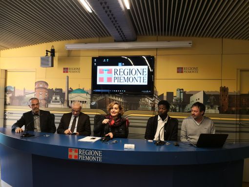 Aggressioni verbali agli stranieri sui bus di Torino: due video "insegnano" il senso civico (VIDEO) Aggressioni verbali agli stranieri sui bus di Torino: due video "insegnano" il senso civico (VIDEO)