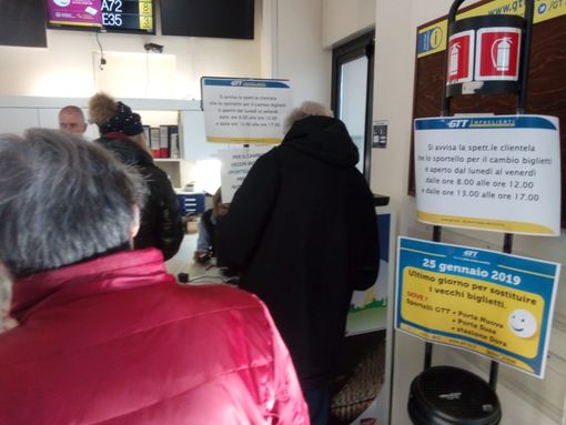 Code all’ufficio Gtt di Porta Nuova nell’ultimo giorno per cambiare i vecchi biglietti Code all’ufficio Gtt di Porta Nuova nell’ultimo giorno per cambiare i vecchi biglietti