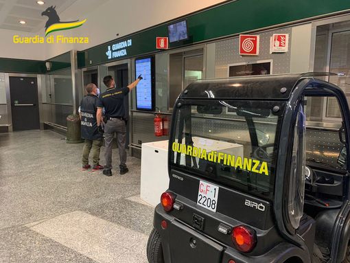 uomini della guardia di finanza in aeroporto
