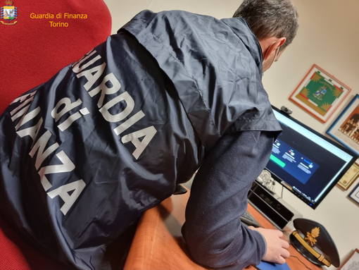 Uomo della gdf di fronte a un monitor di pc