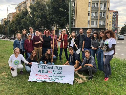 Guerrilla gardening in corso Maroncelli: "attacco" dei ragazzi di Fridays for Future, piantati nuovi alberi Guerrilla gardening in corso Maroncelli: "attacco" dei ragazzi di Fridays for Future, piantati nuovi alberi