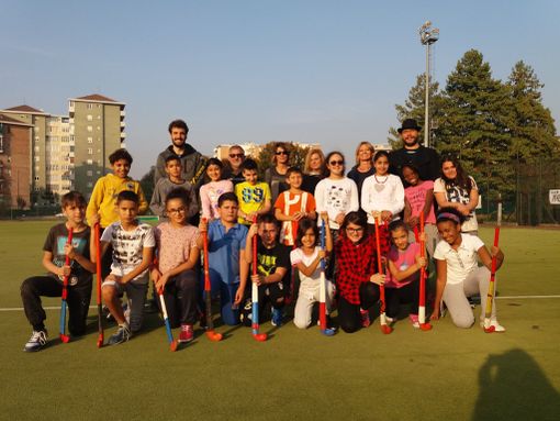 Hockey gratuito per i bambini di Mirafiori: la scuola Vidari leva alte le mazze dei piccoli campioni (FOTO E VIDEO)