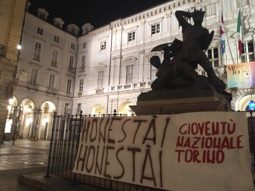 Appendino condannata, nella notte sotto il Comune compare lo striscione che inneggia all'Honestà
