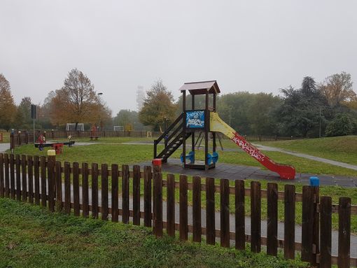 Vandali scatenati nella notte di sabato ad Alpignano: nel mirino il Percorso Vita appena inaugurato