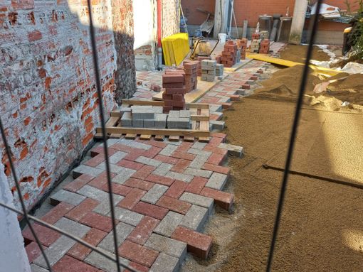 Nuova pavimentazione esterna alla succursale di Gioberti e Gobetti Nuova pavimentazione esterna alla succursale di Gioberti e Gobetti