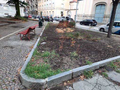 L'aiuola con i paletti caduti ripristinati