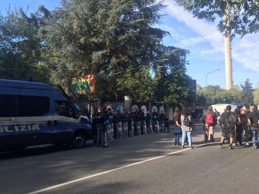 Blitz della polizia all’alba, in corso lo sgombero dell’Edera Squat