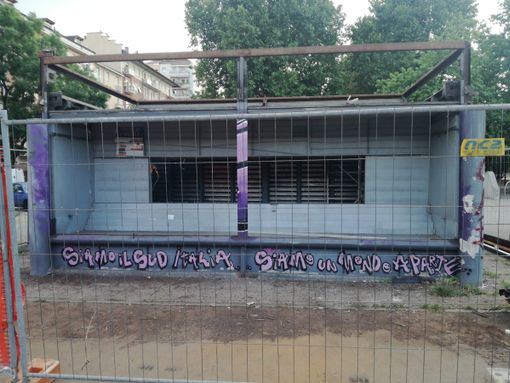 demolizione del chiosco edicola