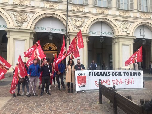 Stipendi da 100 euro, l'angoscia delle donne delle pulizie di Intesa Sanpaolo: &quot;Facciamo la fame&quot;