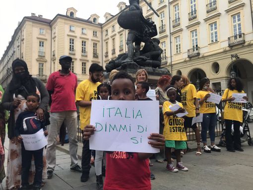 “Italia, dimmi di sì”: a Torino il flash mob per chiedere la riforma della legge sulla cittadinanza [FOTO e VIDEO]