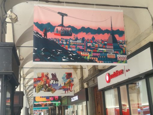 Le illustrazioni che raccontano i popoli europei arrivano in via Po e in piazza San Carlo