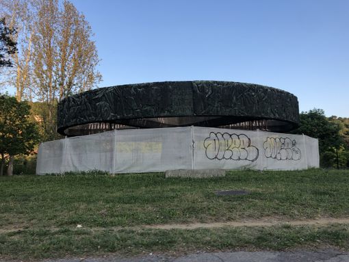 Monumento all'Autiere ancora transennato, presto partirà il restauro