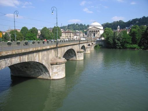 Si getta in acqua dal ponte Vittorio Emanuele: salvato dagli agenti di Polizia