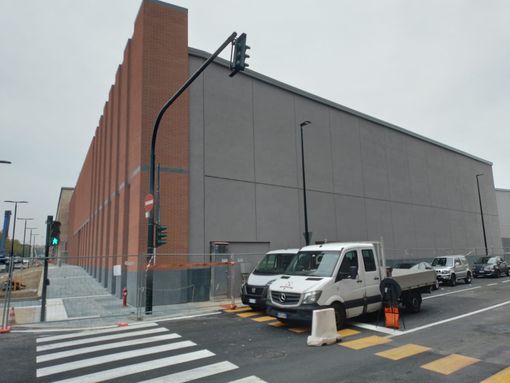 Passi avanti nel &quot;quartiere dei supermercati&quot;: i lavori per l'Esselunga di corso Bramante hanno fatto il giro dell'isolato