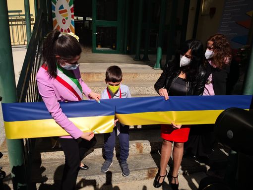 Chiara Appendino taglia nastro gialloblu con un bambino Chiara Appendino taglia nastro gialloblu con un bambino