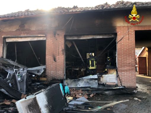 Carmagnola, va in fiamme un piccolo magazzino: nessuna persona coinvolta