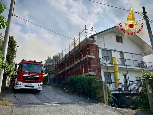 Incendio in un'abitazione a San Mauro, vigili del fuoco in azione Incendio in un'abitazione a San Mauro, vigili del fuoco in azione