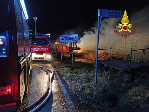 Vigili del fuoco spengono un incendio