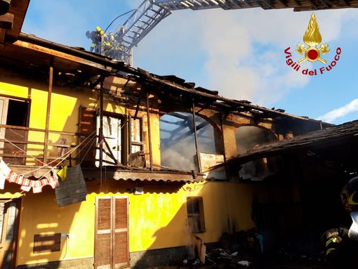 A Bibiana prende fuoco una cascina: intervento dei vigili del fuoco per domare le fiamme
