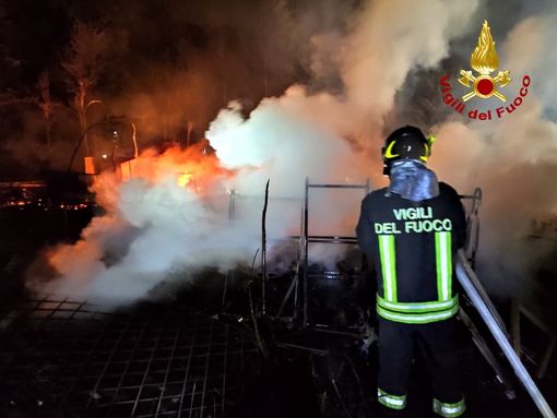 Borgone di Susa, brucia un deposito di legnami: i vigili del fuoco al lavoro tutta la notte [FOTO e VIDEO]