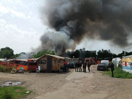 Incendio al campo nomadi di corso Tazzoli, l'allarme sta rientrando (FOTO e VIDEO) Incendio al campo nomadi di corso Tazzoli, l'allarme sta rientrando (FOTO e VIDEO)