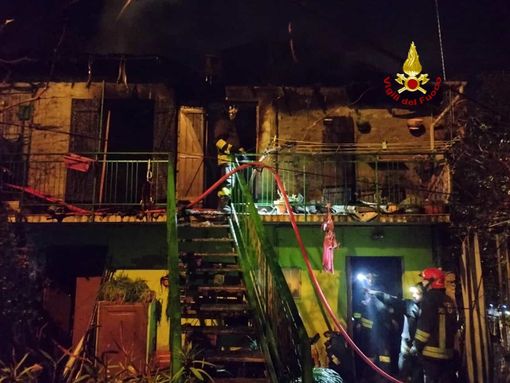 Le fiamme si sono originate dal tetto Le fiamme si sono originate dal tetto