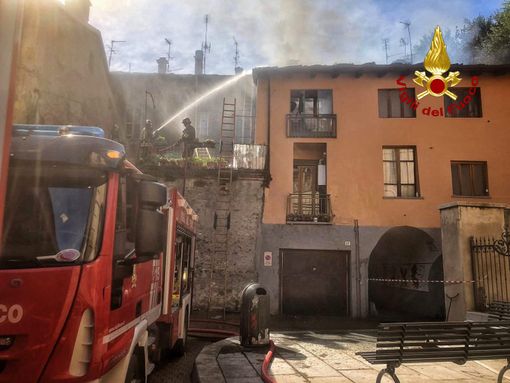 Incendio di un tetto in via Santa Chiara a Susa, vigili del fuoco in azione Incendio di un tetto in via Santa Chiara a Susa, vigili del fuoco in azione