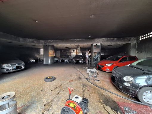 Incendio in una grossa concessionaria, momenti di paura a Moncalieri Incendio in una grossa concessionaria, momenti di paura a Moncalieri