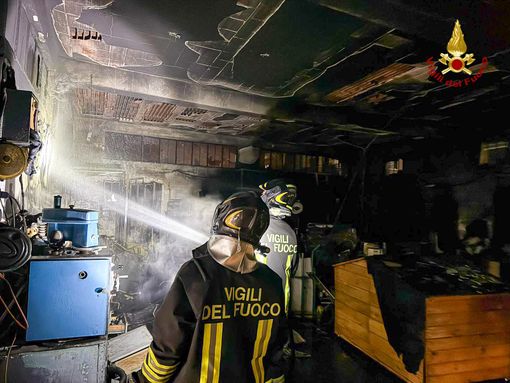 Incendio in un garage di Leinì, rogo spento dai Vigili del fuoco