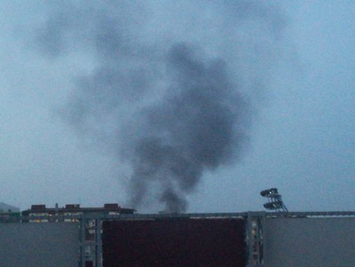 Fumo visibile da tutta la città: in fiamme un camper in un parcheggio di corso Dante