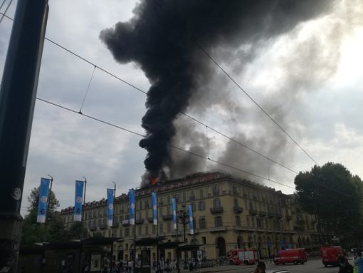 Il 3 settembre in fiamme palazzo di piazza Carlo Felice Il 3 settembre in fiamme palazzo di piazza Carlo Felice