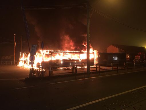 A fuoco sette pullman nella notte alla stazione di Ciriè [VIDEO]