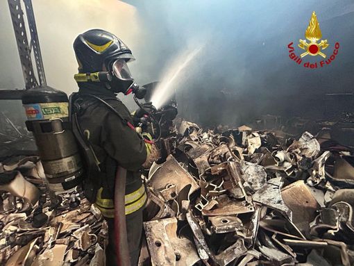 Va a fuoco un magazzino a Rosta: 6 squadre dei pompieri domano il rogo Va a fuoco un magazzino a Rosta: 6 squadre dei pompieri domano il rogo