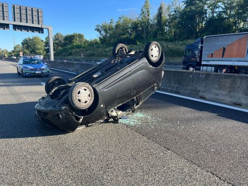 Paura in tangenziale: auto si ribalta sulla corsia di sorpasso, tre feriti tra cui un bambino