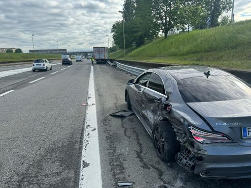 Scontro tra auto e camion sulla Torino - Pinerolo, cinque coinvolti: traffico rallentato