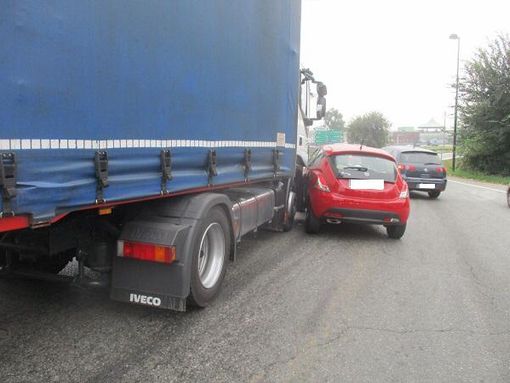 Incidente tra autoarticolato e Lancia Y a Stupinigi, disagi alla circolazione