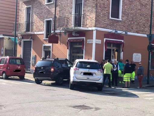 Tragedia sfiorata a Parella, auto si scontrano e sfondano la vetrina di un bar [FOTO]