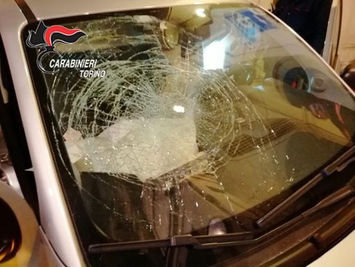 Sfugge all'alt dei carabinieri e si dà alla fuga per 10 chilometri, ma l'inseguimento si conclude contro un pilone di cemento [VIDEO]