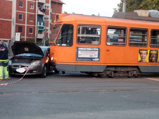 Incidente tra auto e tram in corso Toscana a Torino: il guidatore della Bravo ricoverato al Maria Vittoria