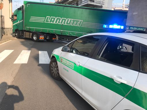Nichelino, camion durante la svolta distrugge la fiancata di una vettura in sosta