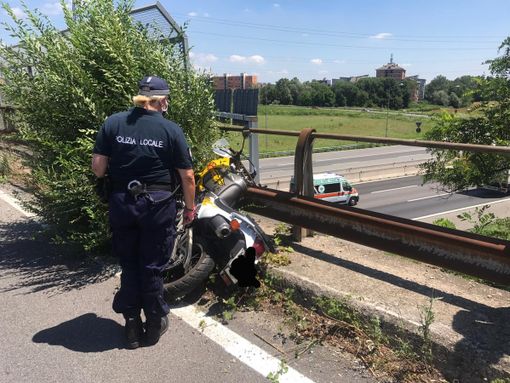 Nichelino, si schianta con la moto della scuola guida sul cavalcavia della tangenziale