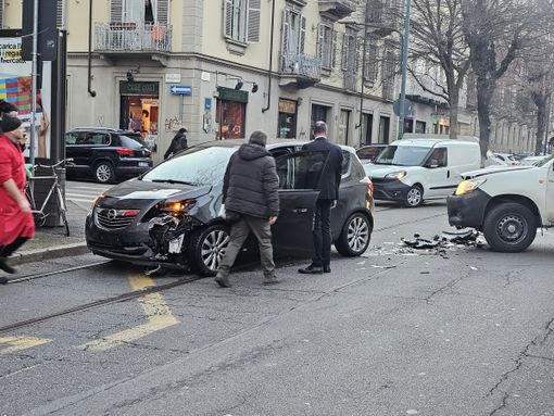 Brutto incidente in corso Belgio: coinvolte due vetture, traffico paralizzato in direzione Sassi
