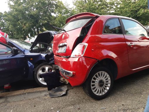 Auto perde il controllo, incidente a effetto domino in corso Giambone