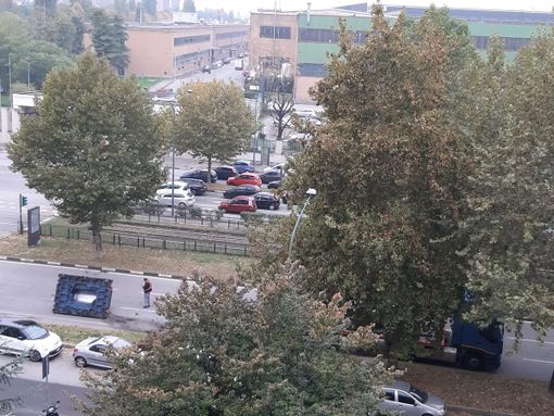 Cade un grosso stampo da un camion in corso Unione Sovietica, traffico rallentato
