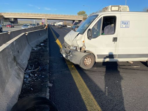 Furgone sbatte contro lo spartitraffico: tangenziale bloccata all'altezza dell'interporto Sito Furgone sbatte contro lo spartitraffico: tangenziale bloccata all'altezza dell'interporto Sito
