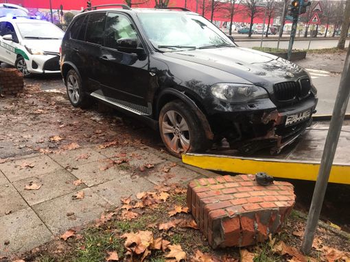 A Nichelino suv si schianta contro un muretto, ma la conducente non poteva guidarlo: 500 euro di multa A Nichelino suv si schianta contro un muretto, ma la conducente non poteva guidarlo: 500 euro di multa